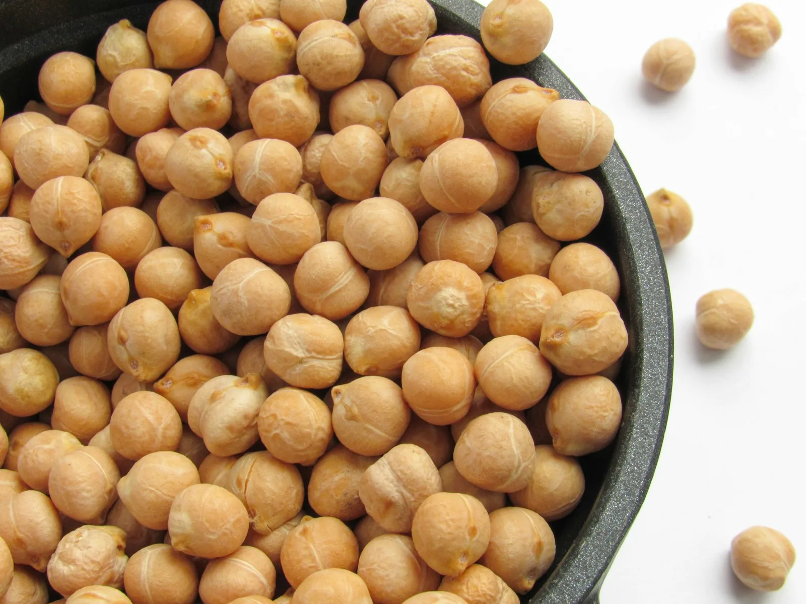 Dried kabuli chickpeas in a bowl