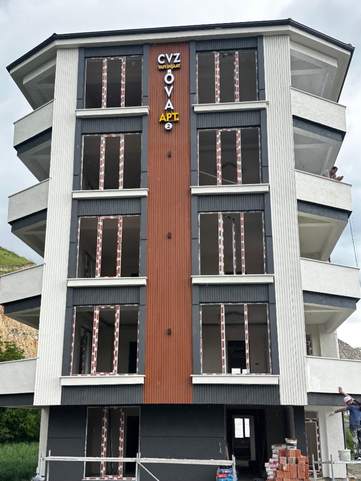 CVZ Ova Apt ahşap görünümlü dış cephe ve balkon detayı — Turhal