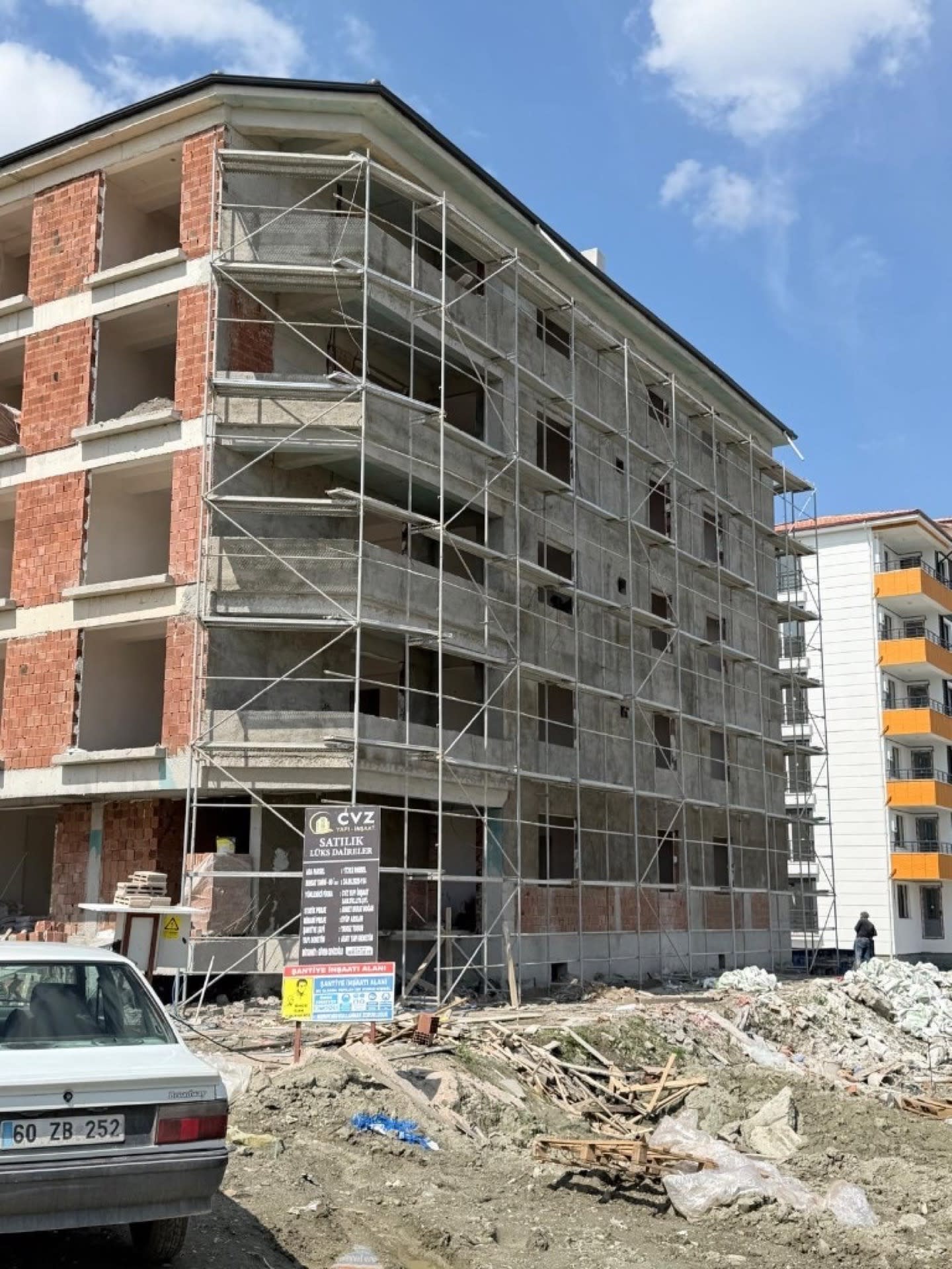 CVZ Yapı İnşaat Ova Apartmanı tabela ve modern dış cephe — Tokat