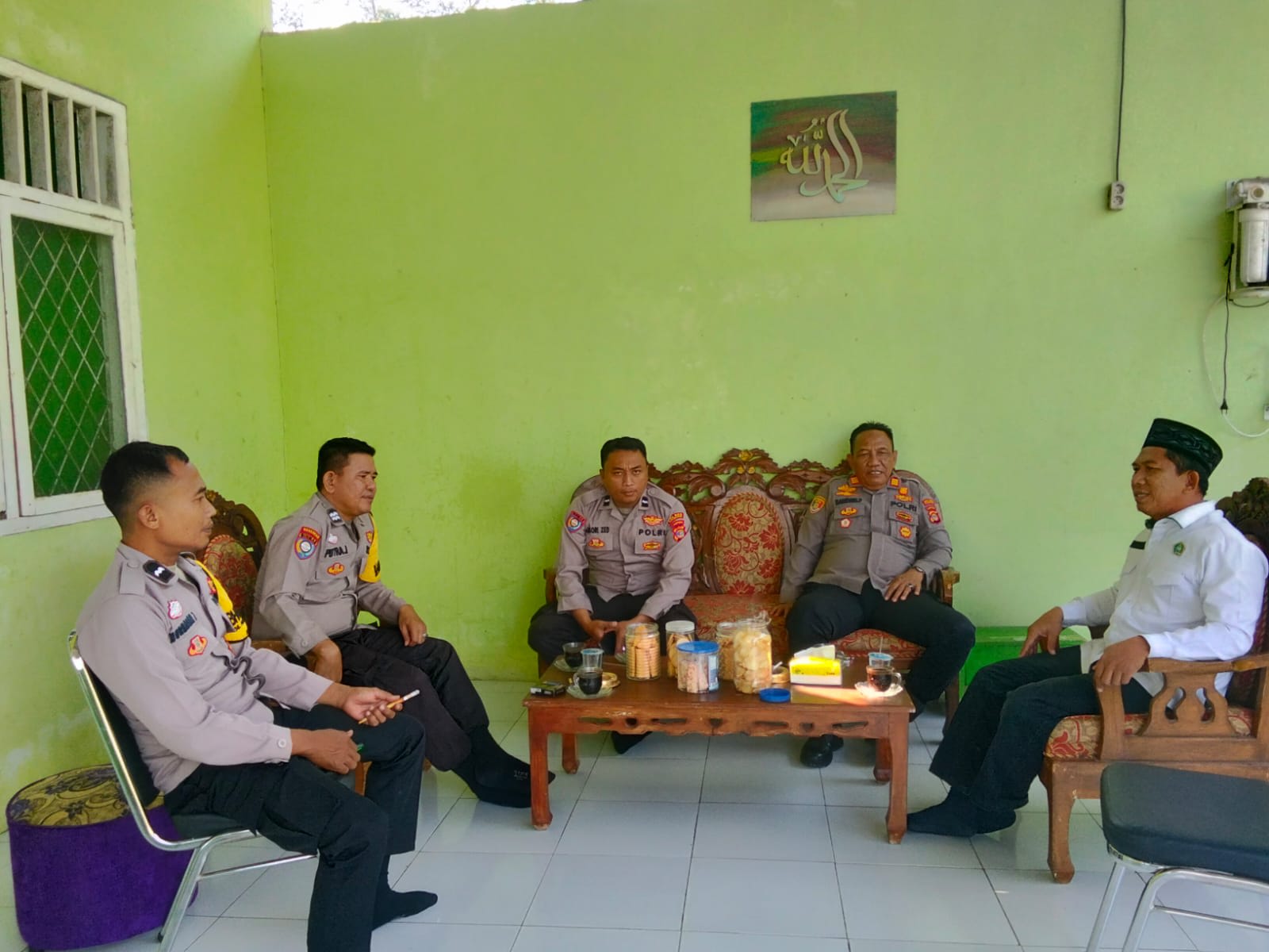 Kapolsek Kedondong Jalin Silaturahmi ke Ponpes Ibnu Muhtaram Tanjung Kerta Way Khilau