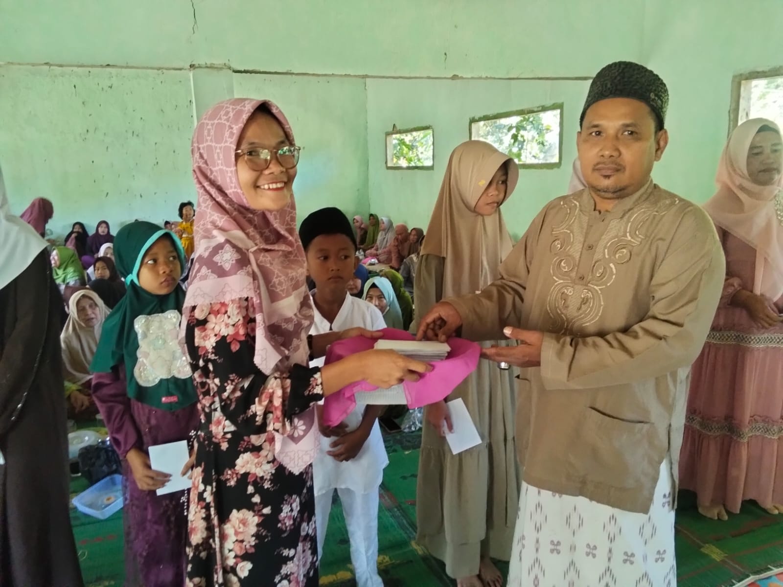 Majelis Taklim AL-MUKARRAMAH Bersama UPZIS NU CARE LAZISNU Kubu Batu Salurkan Santunan Untuk DU’AFA Dan Yatim Piatu