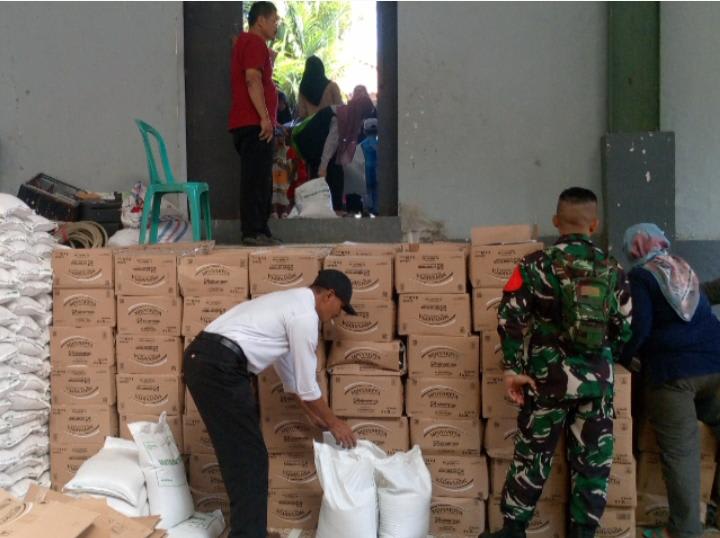 Warga Lembang Garut Serbu Kantor Desa, Bantuan Pangan 20 Kg Beras dan Minyak Goreng Mulai Didistribusikan