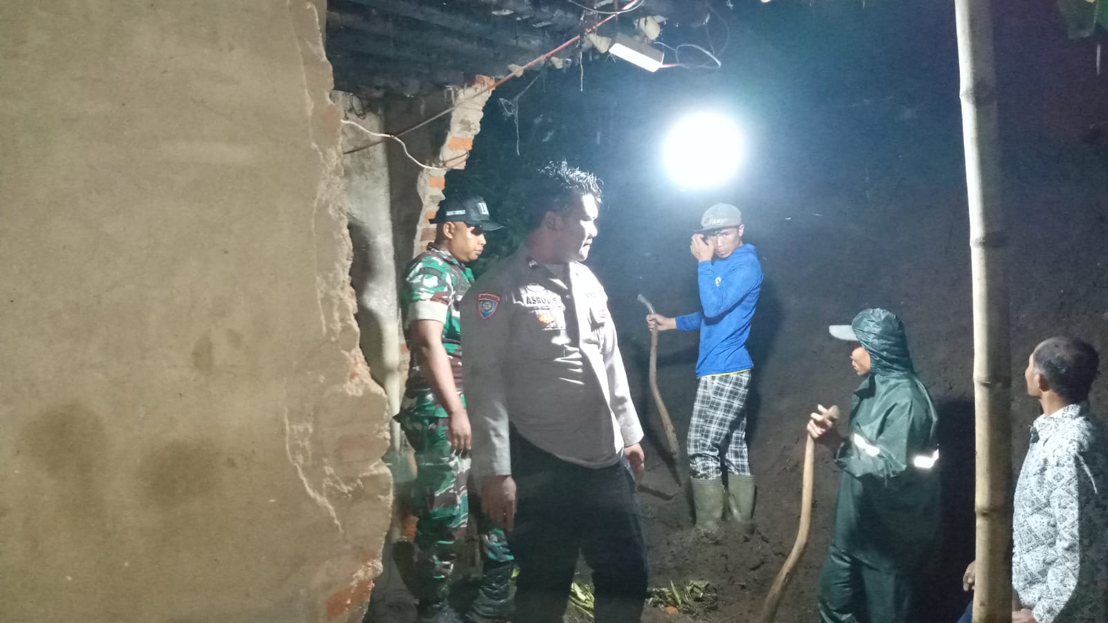 Tanah Longsor di Desa Cigadog, Begini Respon BPBD Kabupaten Garut