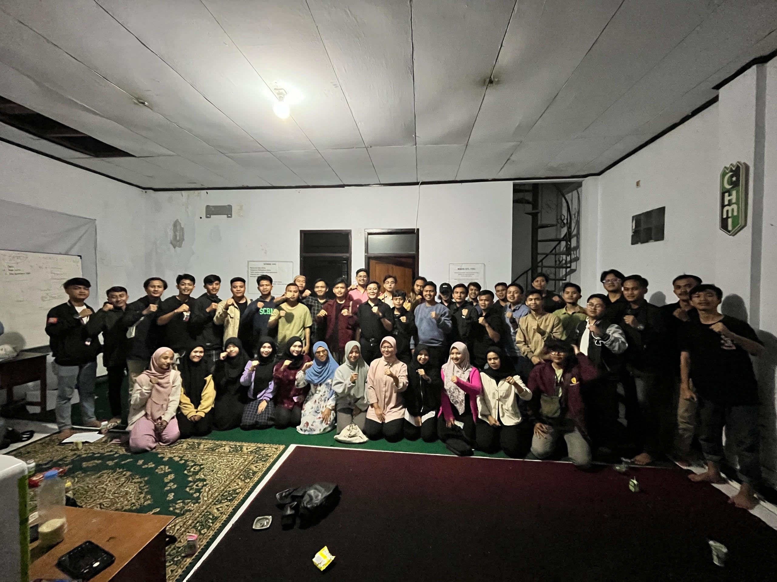 *“Menjelang Tenggat Waktu LKPJ 2025, HMI Cabang Garut Soroti Minimnya Kesiapan Eksekutif dan Legislatif”*Garut//penasakti.com - 27 Maret 2026 — Himpunan Mahasiswa Islam (HMI) Cabang Garut menyoroti serius minimnya tanda-tanda kesiapan Pemerintah Kabupaten Garut dan DPRD dalam penyelenggaraan Laporan Keterangan Pertanggungjawaban (LKPJ) Tahun Anggaran 2025. Padahal, berdasarkan amanat Undang-Undang Nomor 23 Tahun 2014 tentang Pemerintahan Daerah serta Peraturan Pemerintah Nomor 13 Tahun 2019, kepala daerah wajib menyampaikan LKPJ kepada DPRD paling lambat 3 (tiga) bulan setelah tahun anggaran berakhir, atau secara administratif jatuh pada tanggal 31 Maret 2026. _”Kepala daerah menyampaikan laporan keterangan pertanggungjawaban sebagaimana dimaksud dalam Pasal 69 ayat (1) kepada DPRD yang dilakukan 1 (satu) kali dalam 1 (satu) tahun paling lambat 3 (tiga) bulan setelah tahun anggaran berakhir”_*Pasal 71 ayat 2* Namun hingga mendekati batas waktu tersebut, HMI Cabang Garut menilai belum terlihat adanya keseriusan dari kedua belah pihak, baik eksekutif maupun legislatif. DPRD Kabupaten Garut bahkan terkonfirmasi belum membentuk Panitia Khusus (Pansus) LKPJ, yang seharusnya menjadi instrumen utama dalam melakukan pembahasan dan evaluasi terhadap laporan tersebut. Di sisi lain, pihak eksekutif juga belum memberikan pernyataan resmi kepada publik terkait kesiapan maupun progres penyusunan dokumen LKPJ. Ketua Umum HMI Cabang Garut, Yusup Saepul Hayat, menyatakan bahwa kondisi ini menimbulkan pertanyaan besar terkait komitmen penyelenggara pemerintahan daerah terhadap prinsip akuntabilitas dan transparansi. “Keterlambatan sinyal kesiapan ini tidak bisa dianggap sepele. LKPJ bukan sekadar formalitas administratif, melainkan instrumen evaluasi publik atas kinerja pemerintah daerah selama satu tahun anggaran,” tegasnya. Lebih lanjut, HMI mempertanyakan apakah kondisi ini disebabkan oleh _*belum siapnya pihak eksekutif*_ dalam menyusun laporan ?, atau justru _*kelalaian dari pihak legislatif*_ dalam menjalankan fungsi pengawasannya ?. Menurut HMI, kedua kemungkinan tersebut sama-sama mencerminkan lemahnya tata kelola pemerintahan daerah di Kabupaten Garut. HMI Cabang Garut juga mengingatkan bahwa apabila LKPJ dipaksakan disampaikan pada tenggat waktu 31 Maret 2026 tanpa persiapan yang matang, maka proses pembahasan berpotensi tidak optimal, bahkan cenderung menjadi formalitas belaka. Hal ini tentu akan merugikan masyarakat, karena DPRD tidak dapat menjalankan fungsi evaluatifnya secara maksimal terhadap kinerja pemerintah daerah. Sebagai bentuk komitmen terhadap penguatan tata kelola pemerintahan yang baik (good governance), HMI Cabang Garut menyampaikan beberapa tuntutan: 1. Mendesak Pemerintah Kabupaten Garut untuk segera memberikan pernyataan resmi terkait kesiapan dan progres penyusunan dokumen LKPJ Tahun Anggaran 2025. 2. Mendesak DPRD Kabupaten Garut untuk segera membentuk Panitia Khusus (Pansus) LKPJ sebagai bentuk keseriusan dalam menjalankan fungsi pengawasan. 3. Mendorong agar proses penyampaian dan pembahasan LKPJ dilakukan secara transparan, partisipatif, dan tidak sekadar memenuhi kewajiban administratif. 4. Mengingatkan seluruh pihak agar tidak mengabaikan kualitas substansi laporan demi mengejar tenggat waktu formal. “HMI Cabang Garut akan terus mengawal proses ini sebagai bagian dari tanggung jawab moral dan intelektual dalam memastikan pemerintahan daerah berjalan sesuai dengan prinsip akuntabilitas, transparansi, dan kepentingan public. jika persoalan ini tidak ada perbaikan, atau hanya diselenggarakan sebatas pemenuhan formalitas semata karena kurangnya persiapan, kami siap membawa persoalan ini sampai kepihak kementrian" _tutup Yusup. HMI CABANG GARUT Ketua Umum, Yusup Saepul Hayat