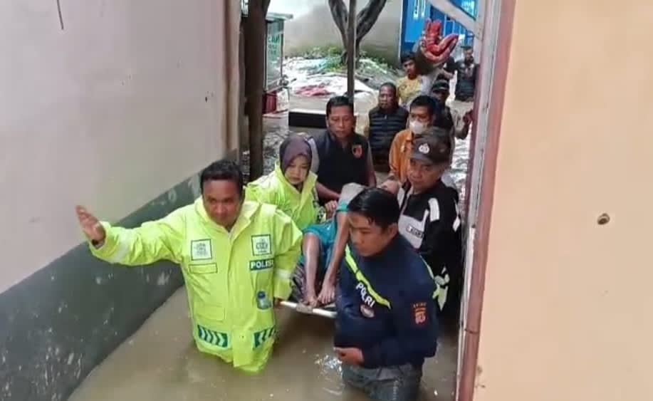 Kapolsek Pamanukan Sigap Evakuasi Lansia Sakit Stroke yang Terjebak Banjir