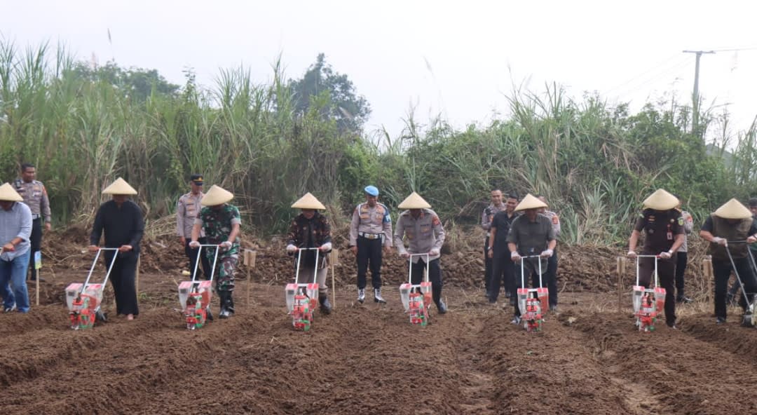 Polres Garut Gelar Penanaman Jagung Serentak Dukung Swasembada Pangan Nasional 2026