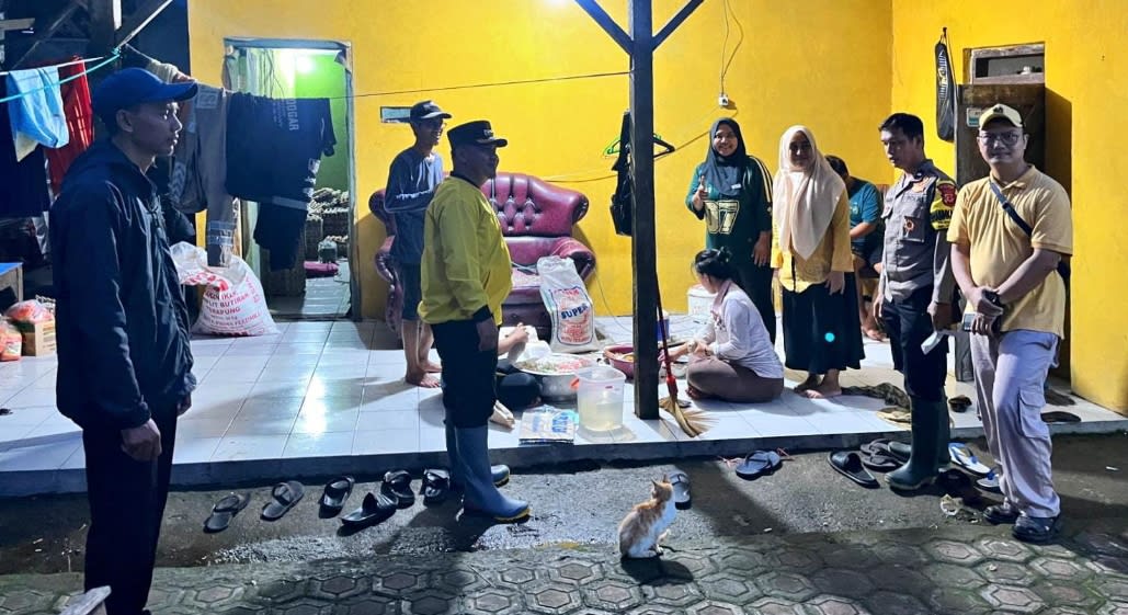Pemdes Kamarung dirikan Dapur Umum Untuk Warga Yang Terkena Dampak Banjir Akibat Luapan Sungai Cigadung