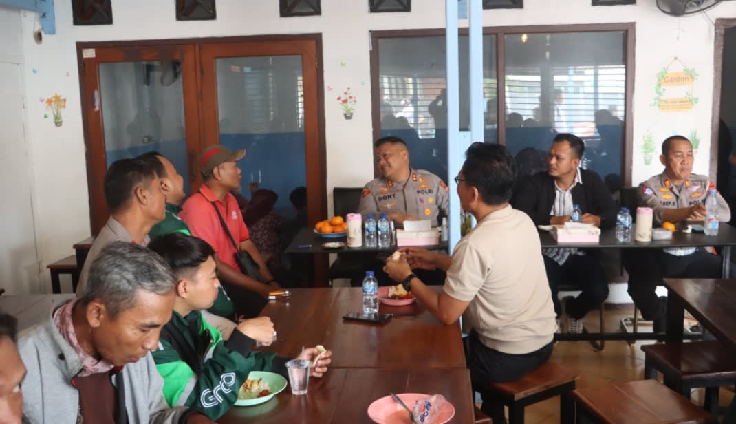 POLRI UNTUK MASYARAKAT, Kapolres Subang Tinjau Program Makan Siang Gratis bagi Driver Ojol dan Warga