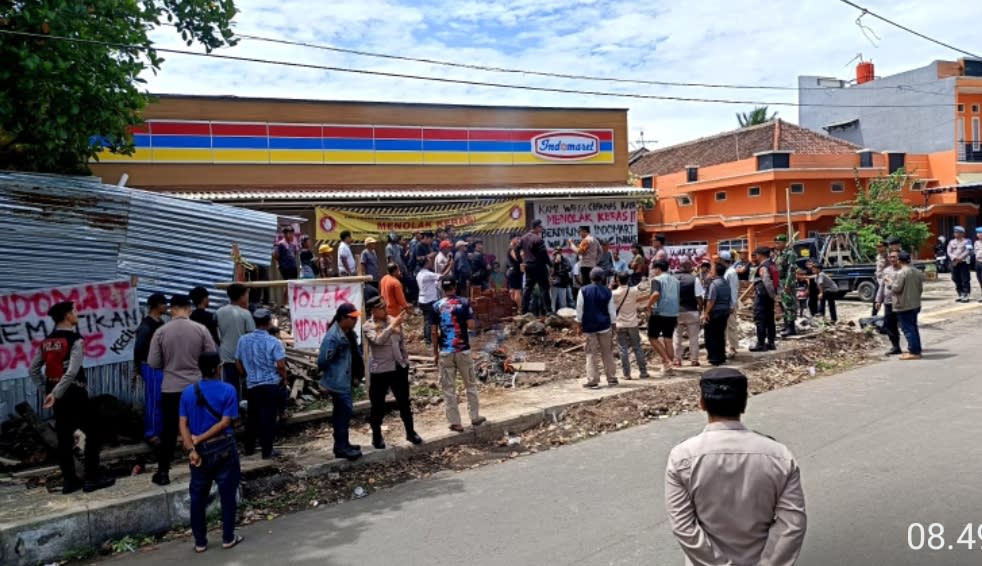 Warga Demo, Tolak Indomaret di Wisata Cipanas Satpol – PP diduga Tutup Mata Ada Unsur Pembiaran