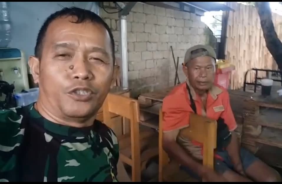 Wujud Sosial Anggota Kodim 0619/Purwakarta Sigap Bantu Supir Yang Kebetulan Kendaraan nya Patah As