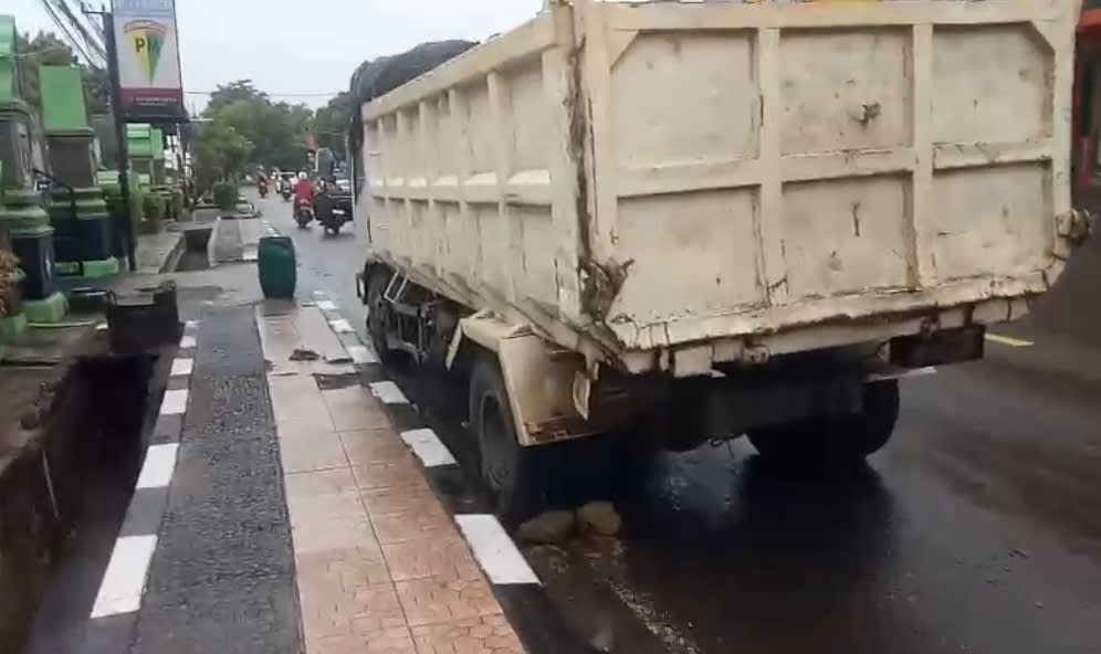 Wujud Sosial Anggota Kodim 0619/Purwakarta Sigap Bantu Supir Yang Kebetulan Kendaraan nya Patah As