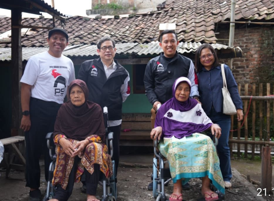 PSI Jawa Barat Serahkan Kursi Roda untuk Lansia Disabilitas di Rancasari Kopo Margahayu