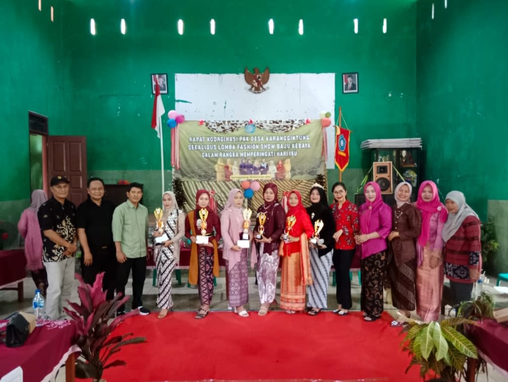Gemerlap Hari Ibu, Fashion Show Kebaya PKK Karanggintung Bikin Warga Terpukau