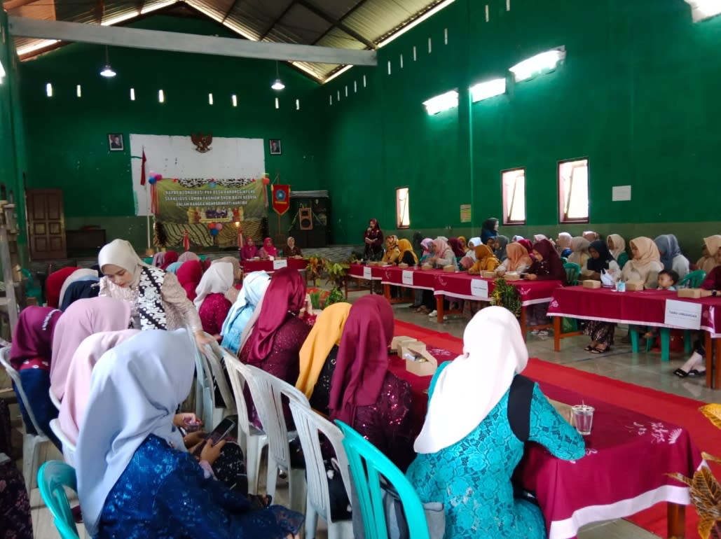 Gemerlap Hari Ibu, Fashion Show Kebaya PKK Karanggintung Bikin Warga Terpukau