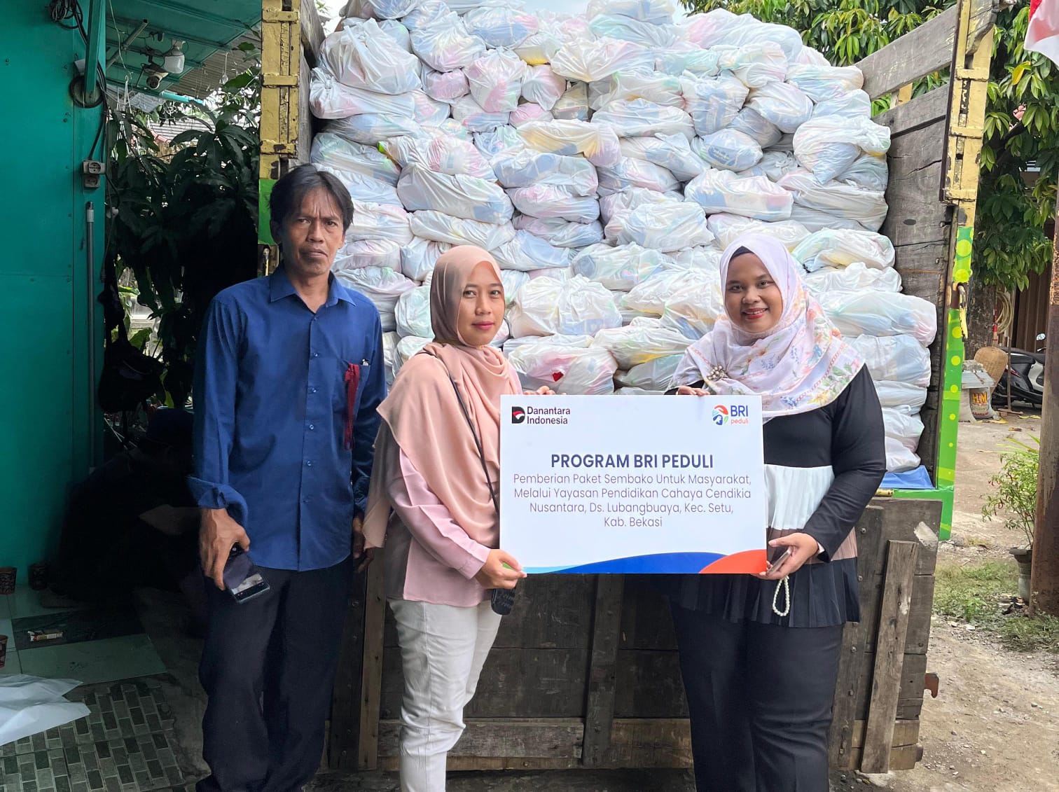 BRI BO Tambun Salurkan TJSL Berupa 5.000 Paket Sembako