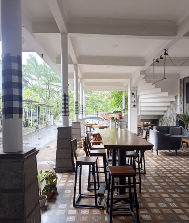 Grandriung Cafe & Resto Tempat Strategis Suasana Santai Fasilitas Lengkap
