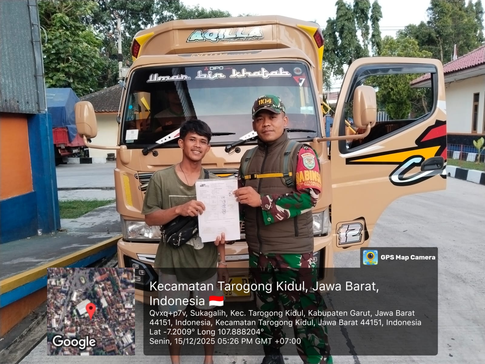 TNI Tunjukkan Totalitas, Kawal Distribusi Minyak Goreng Sampai Desa Tujuan