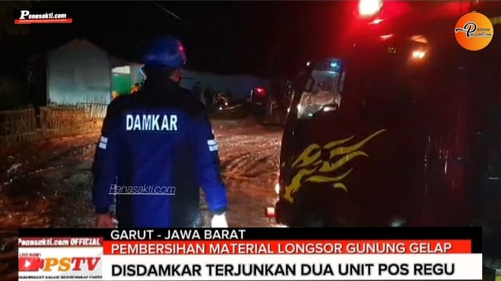 Dinas Pemadam Kebakaran Garut Evakuasi Sisa Matrial Longsor Gunung Gelap