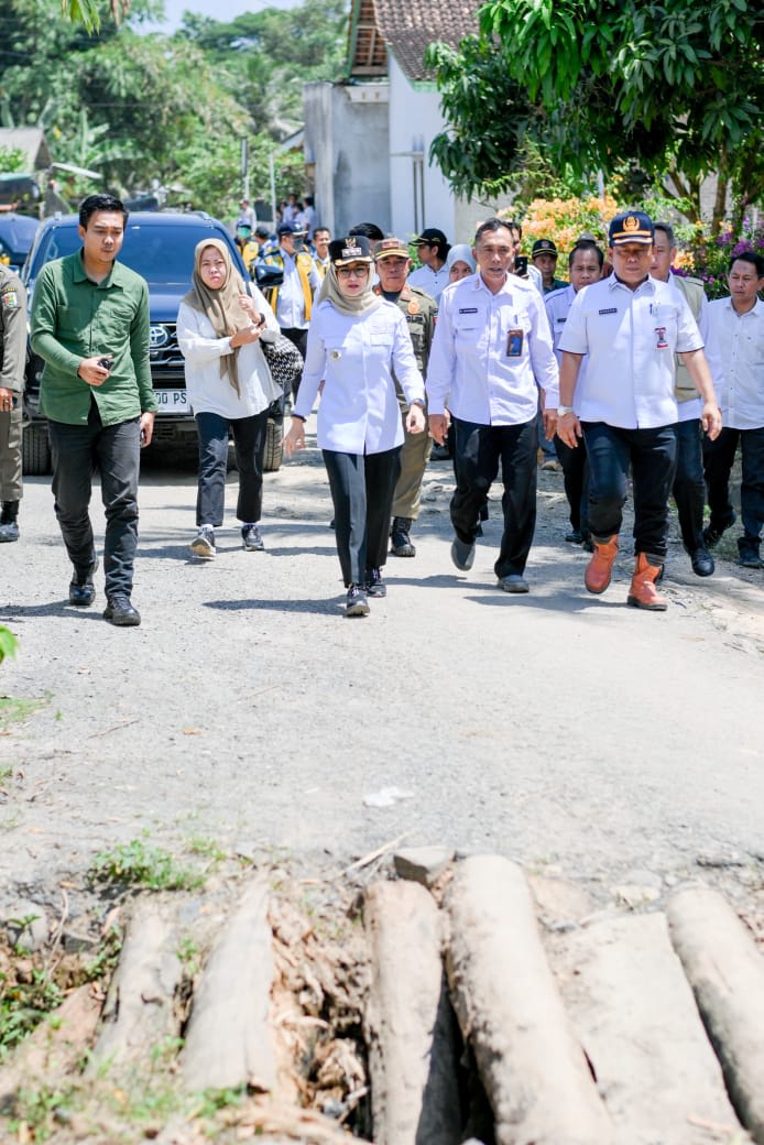 Bupati Pesawaran Tinjau Jalan Rusak di Desa Mada Jaya-Penengahan Kecamatan Way Khilau