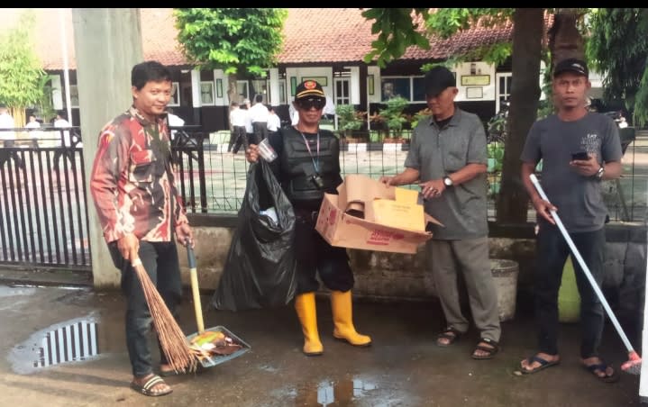Jum’at Bersih Bersama Warga Masyarakat Desa Lebak anyar Kecamatan Pasawahan Kabupaten Purwakarta