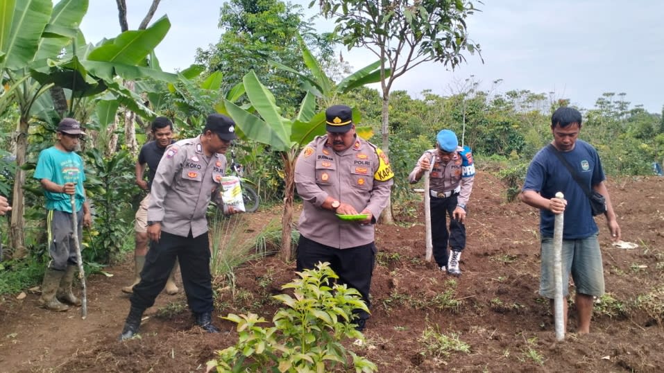 Lewat Tanam Jagung, Polsek Bojong Dukung Program Ketahanan Pangan