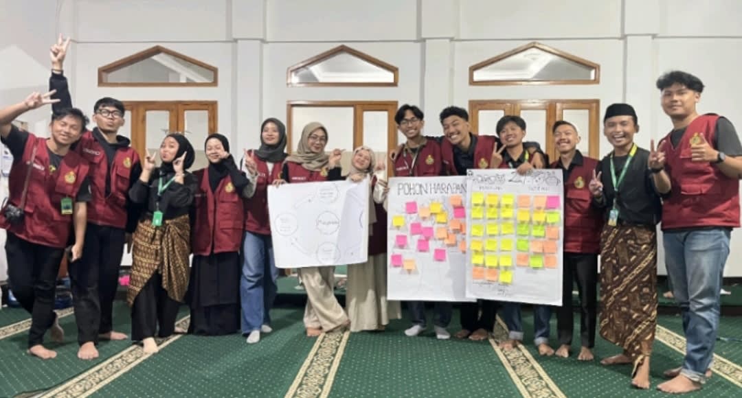 KKN Pemda ORDA IPMAKAB UIN Bandung Melaksanakan Refleksi Sosial dan Sosialisasi Awal dalam Rembuk Warga di RW 13, Kp. Cisurili