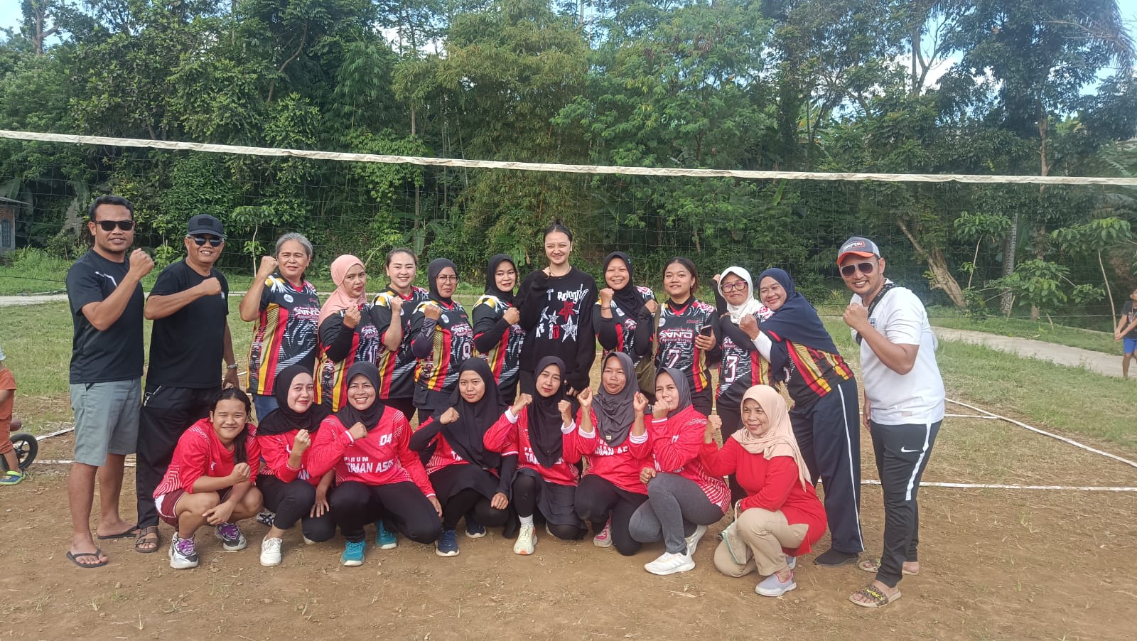 Suport Aulia Suci Pemain Bola Volly Nasional di Pertandingan Bola volly Antar RT/RW Kelurahan Subang jaya Kota Sukabumi