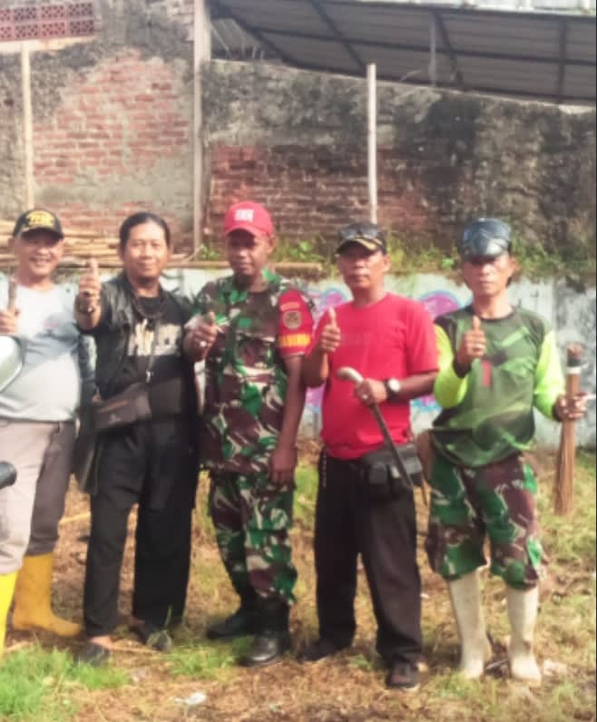 Kerja bakti Bareng di Lingkungan Alfamart Desa Lebak anyar Kecamatan Pasawahan Kabupaten Purwakarta