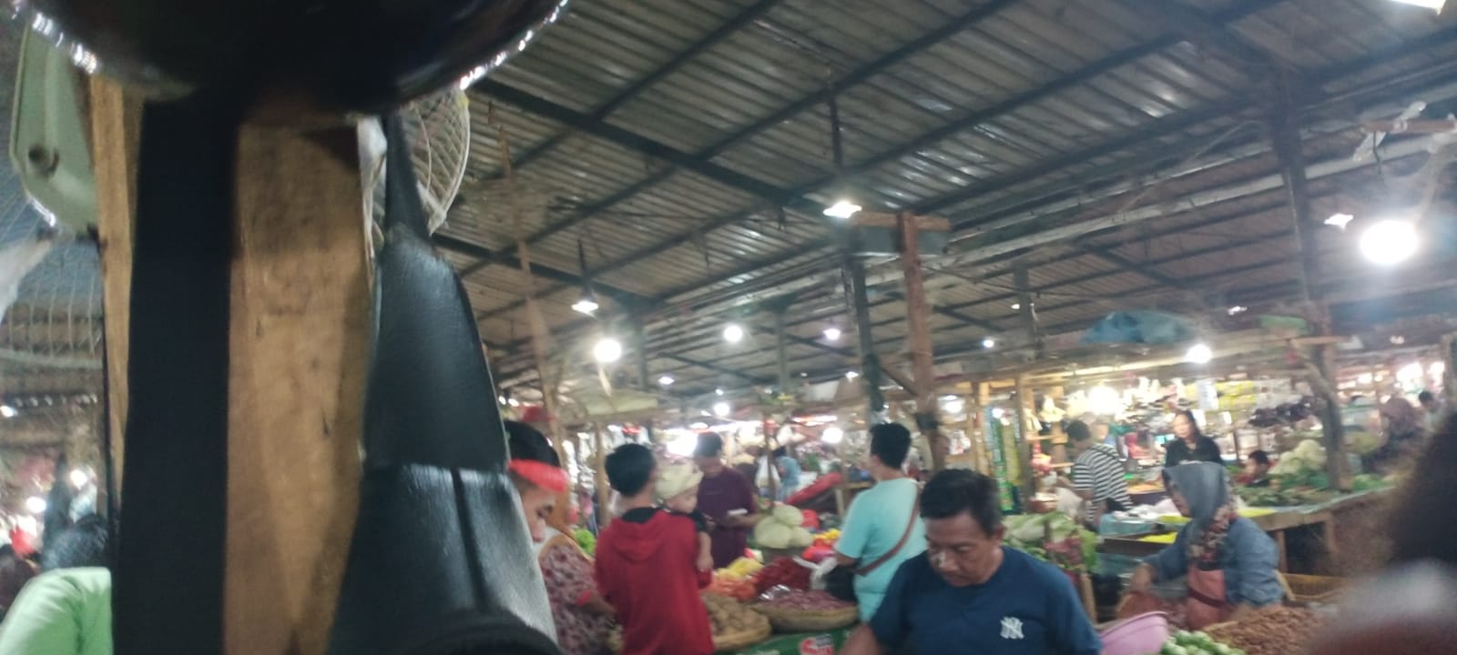Geliatkan Ekonomi Lokal, Pedagang Pasar Rebo