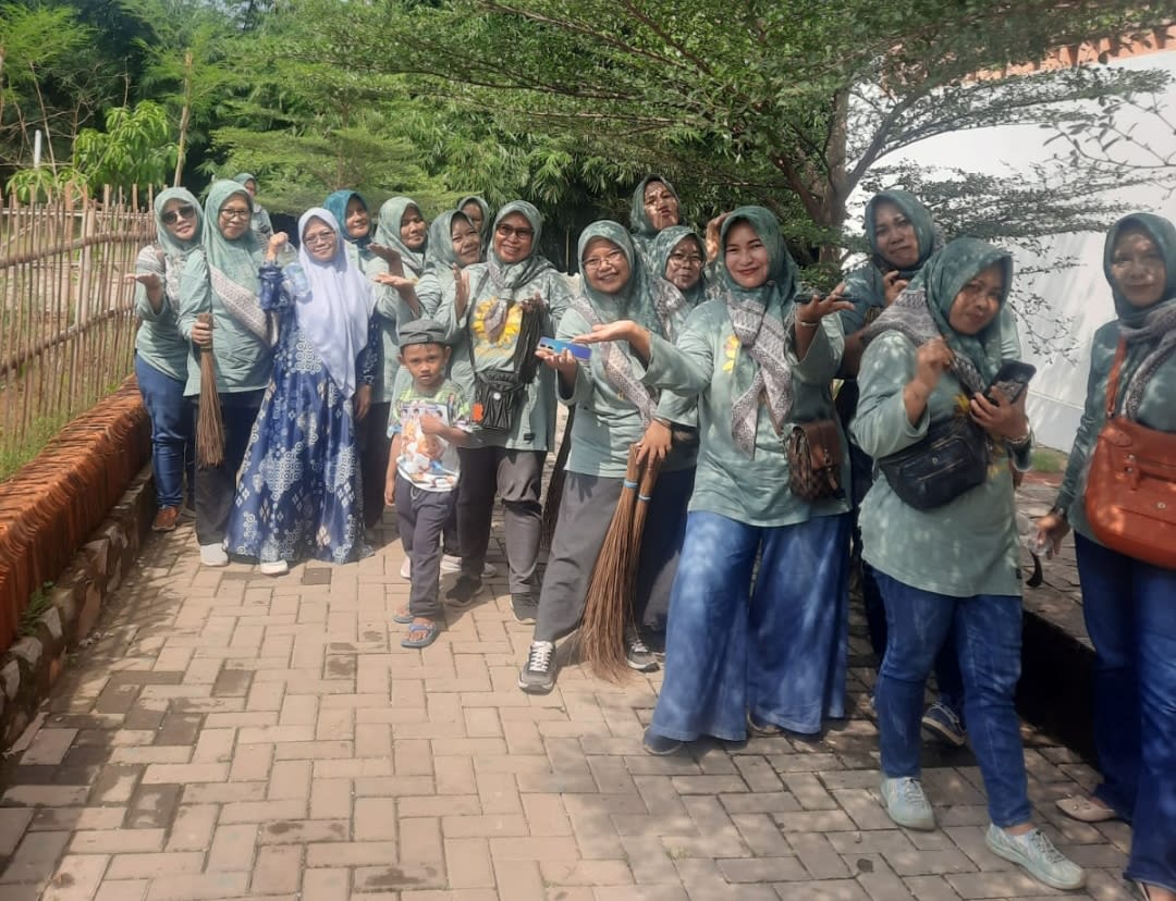 Kerjabakti Jumsih di Desa Bunder Dilakukan Dengan Gotong royong