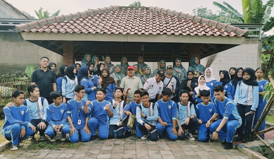 Kerjabakti Jumsih di Desa Bunder Dilakukan Dengan Gotong royong 