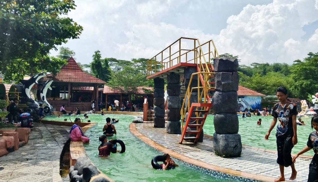 Liburan Wisata Murah Kolam Renang Water Boom " Tirta Cihaur Angsana" Desa Mekarwangi Pagaden Barat