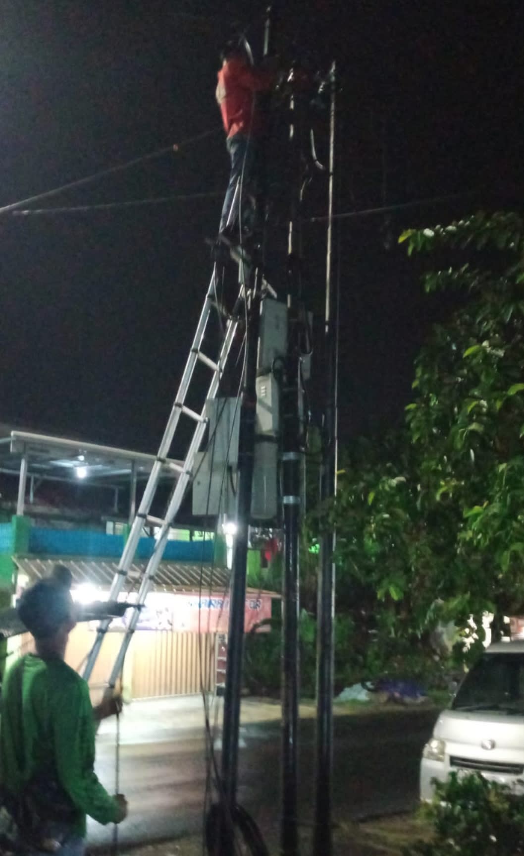 Akibat Hujan Yang Cukup Deras Tiang Telkomsel Republik Poster di Jalan Kapten Hakim Rubuh