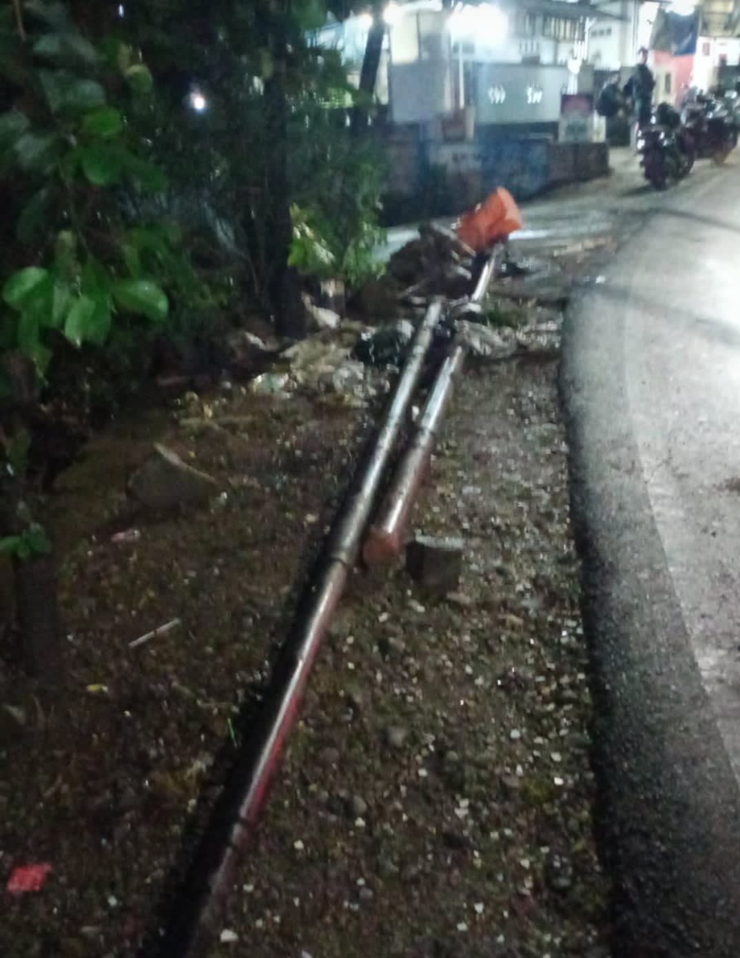 Akibat Hujan Yang Cukup Deras Tiang Telkomsel Republik Poster Di Jalan Kapten Hakim Rubuh