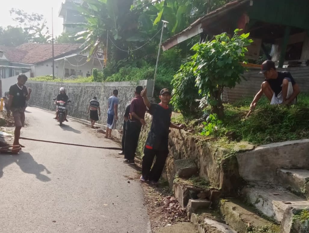 Ikuti Intruksi Bupati Purwakarta, Warga Masyarakat Blok N RW. 15 Berbaur Giat Jum’at Bersih