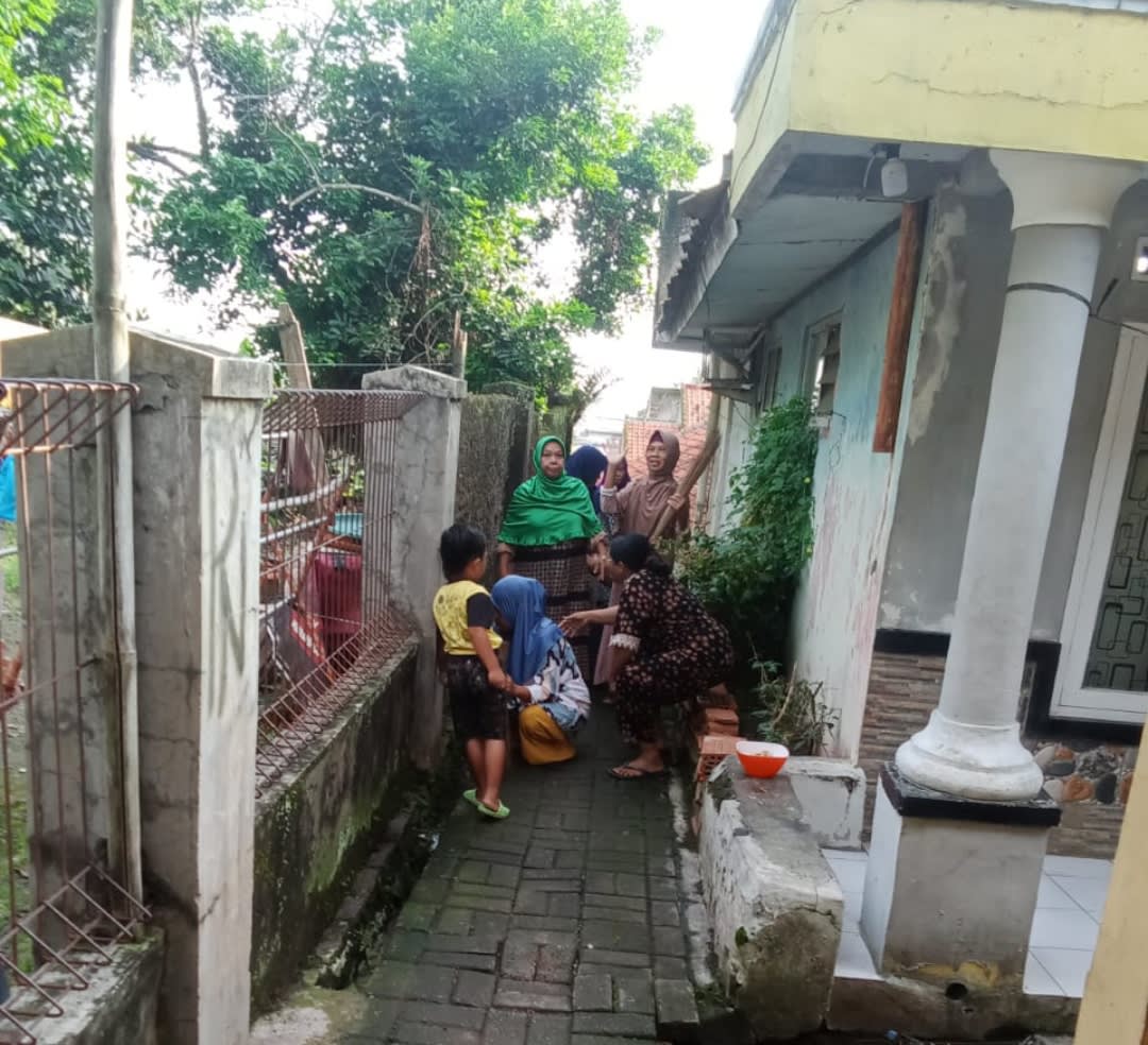 Ikuti Intruksi Bupati Purwakarta, Warga Masyarakat Blok N RW. 15 Berbaur Giat Jum'at Bersih