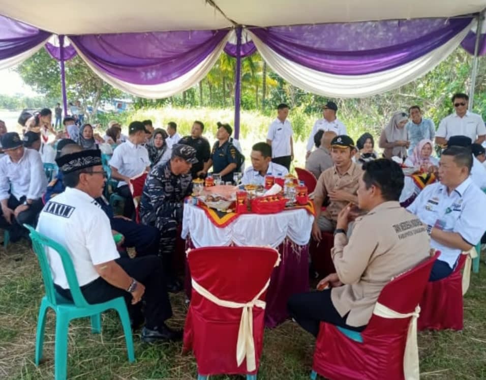 Wabup Tanggamus Tanam Mangrove di Muara Tanjung Burnai