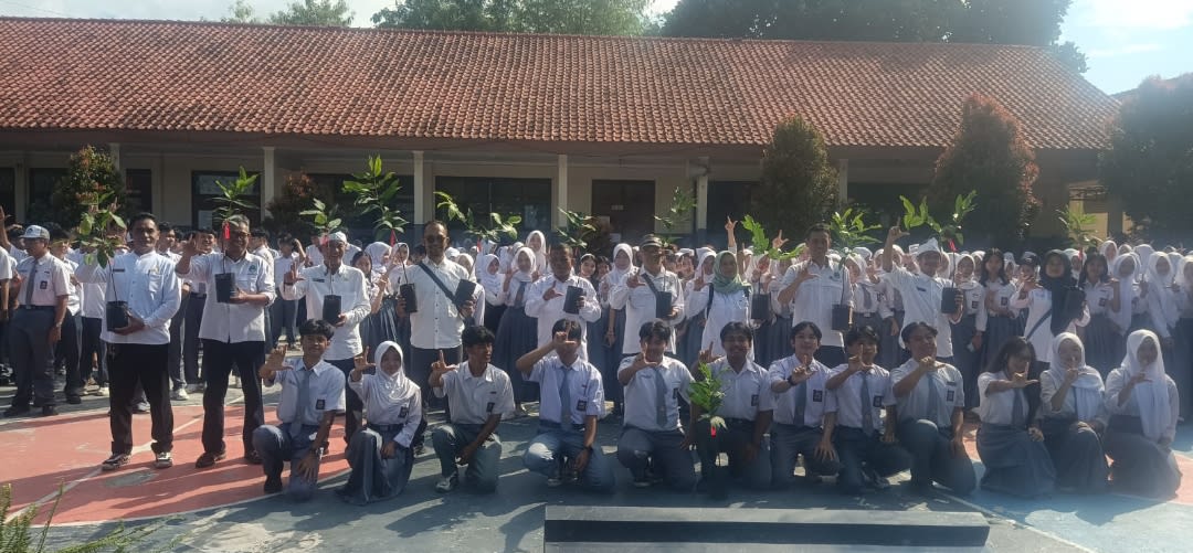 Apel Paturay Tineung Siswa - Siswi SMAN 5 Kota SUKABUMI Memberikan Bantuan Pohon ke Dishut Prov Jabar "Leweung dijaga Rakyat Sejahtera "