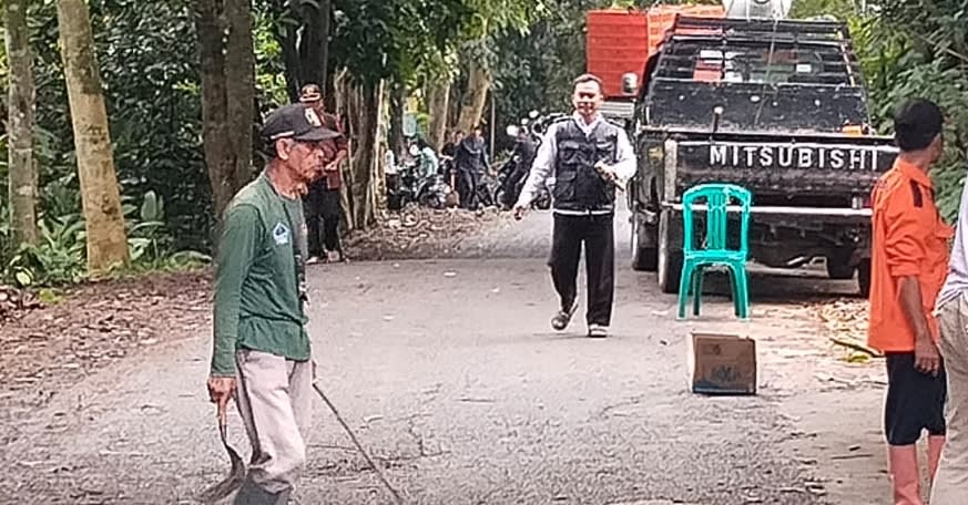 Kerjabakti di Lingkungan Desa Margaasih “Semangat Gotong Royong Bersama Warga