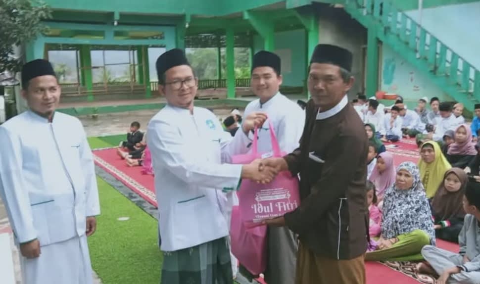 PONPES YARUS (Yayasan Raudhatul Uluum Subang) Pada Bulan Suci Ramadhan 1446 H Berbagi Santunan Pada Anak Yatim dan Kaum Duafa