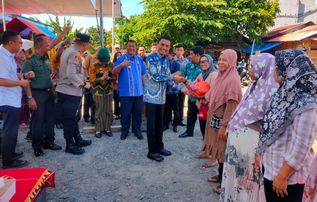 Wakil Bupati Tanggamus Agus Suranto, menghadiri sekaligus Membuka Bazar Pasar Murah Bersubsidi di Terminal Kecamatan Kota Agung