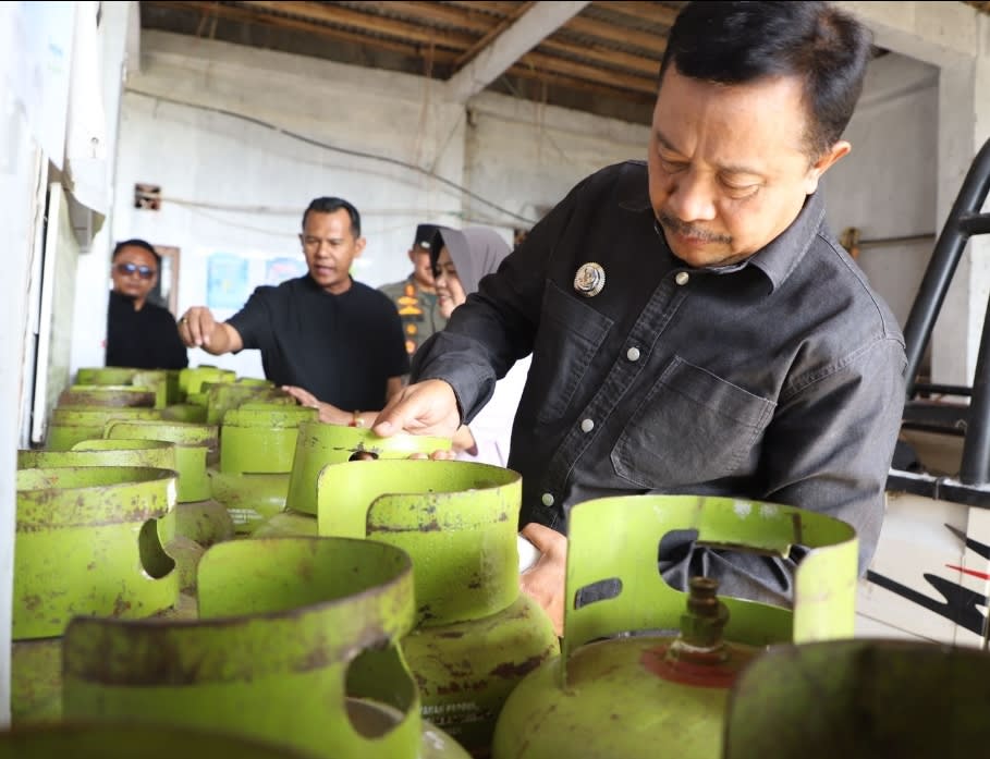 Pj. Bupati Garut Tinjau Ketersediaan Gas LPG 3 Kg di Pasirwangi