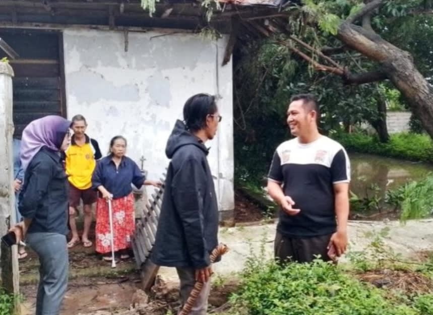 Pohon Tumbang di Majasari Desa Kamarung Pagaden akibat hujan angin
