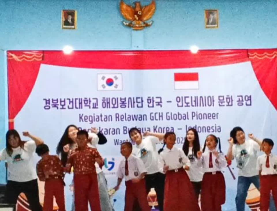 Aula Desa Wantilan Kec Cipeundeuy menjadi tempat Perpisahan KKN Mahasiswa Korea