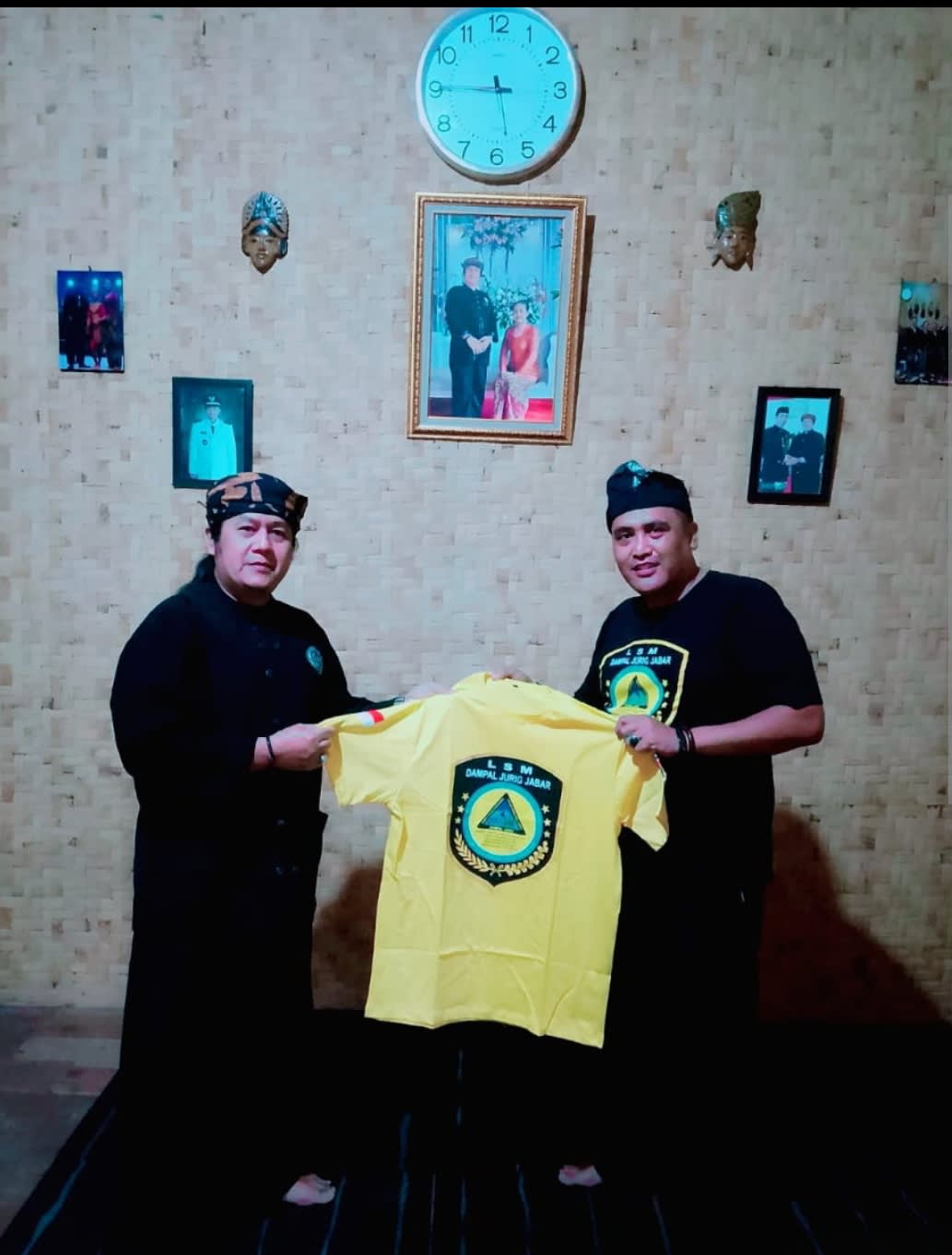 LSM Dampal Jurig Ajak Gerakan Selingkuh Selamatkan Lingkungan Hidup Kasepuhan KP Adat Cipta Mulya Cisolok Berikan Bantuan Bibit Pohon & Cinderamata Ke Abah Hendrik