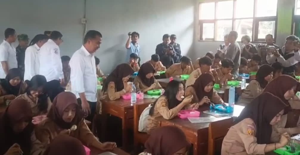 PJ Gubernur Jawa Barat Meninjau Langsung Program Makan Gratis di SMA Negeri 5 Kota Sukabumi