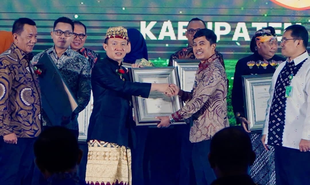 Pj Bupati Pringsewu Terima Penghargaan STBM Award 2024