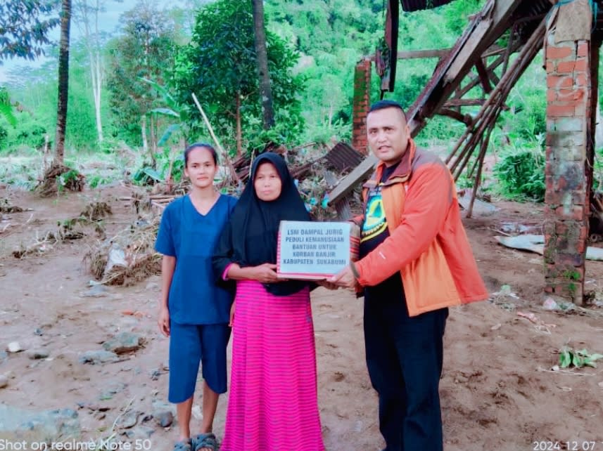 Lsm Dampal.Jurig Salurkan Bantuan Sembako baju layak pake Dll Tahap III Untuk Korban Banjir Tanah Longsor Dibumi Pajampangan & Wil Sukabumi Utara