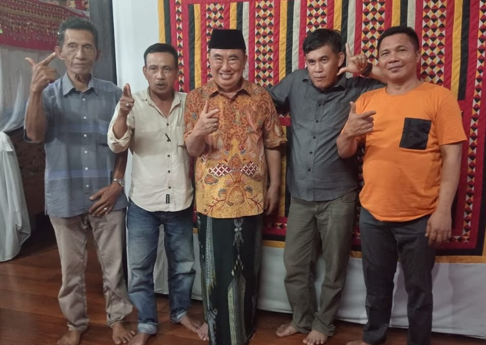 Kepala pekon padang ratu. Sumantri Bersama Helmi batin selaku tokoh hadat penyandingan pekon padang ratu kecamatan wonosobo selaturahmi di kediaman H Saleh Asnawi mengucapkan selamat kepada bupati terpilih