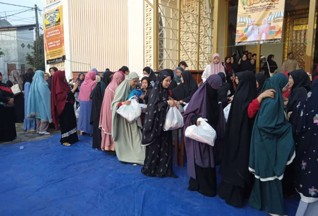 PROGRAM PASAR ASYIIK BERBAGI SAYURAN BA'DA SHALAT SUBUH DKM BAITURRAHMAAN
